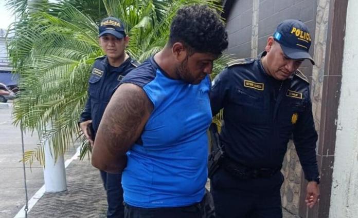 asaltante Capturan a un hombre señalado de intentar asaltar a una adolescente en la aldea Las Morenas, Iztapa, Escuintla.
