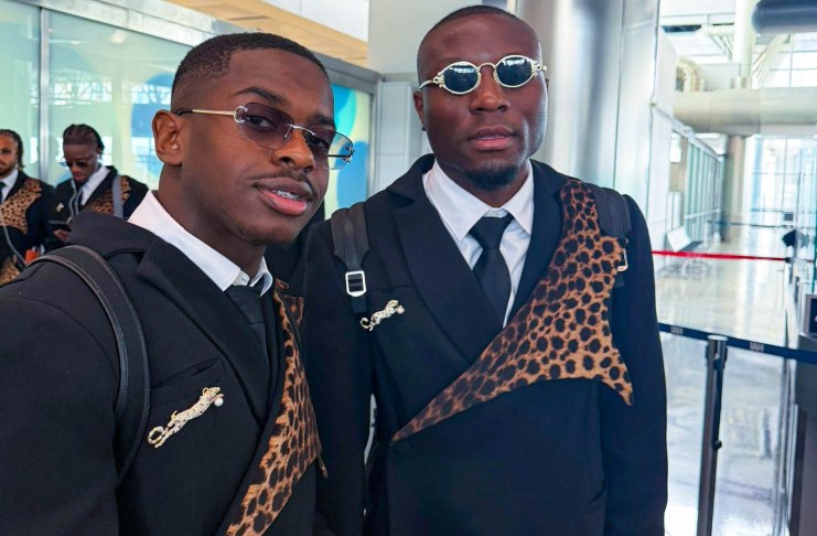 Con la fuerza y el estampado de leopardo, la selección del Congo arriba a EE. UU. para el Mundial La selección del Congo hizo su aparición con un impresionante estampado de leopardo en su atuendo y maleta. Foto: X @FecofaRdc.