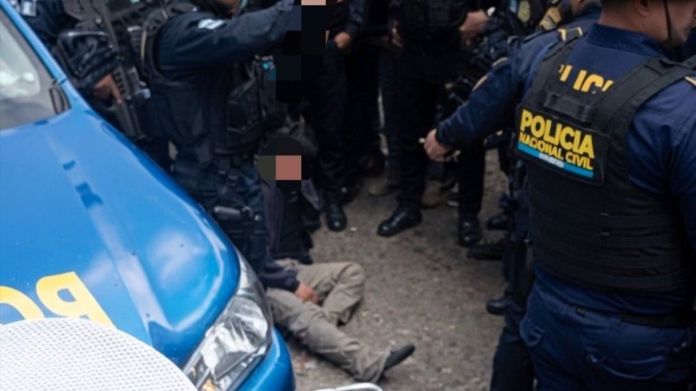 Después de disparar contra dos personas en un espacio peatonal, el presunto atacante fue alcanzada posiblemente por vendedores ambulantes y lo vapulearon. Foto La Hora: A. Montejo