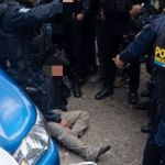 Después de disparar contra dos personas en un espacio peatonal, el presunto atacante fue alcanzada posiblemente por vendedores ambulantes y lo vapulearon. Foto La Hora: A. Montejo