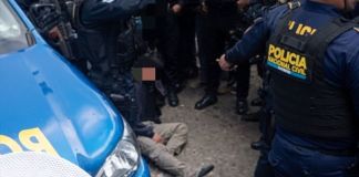 Después de disparar contra dos personas en un espacio peatonal, el presunto atacante fue alcanzada posiblemente por vendedores ambulantes y lo vapulearon. Foto La Hora: A. Montejo