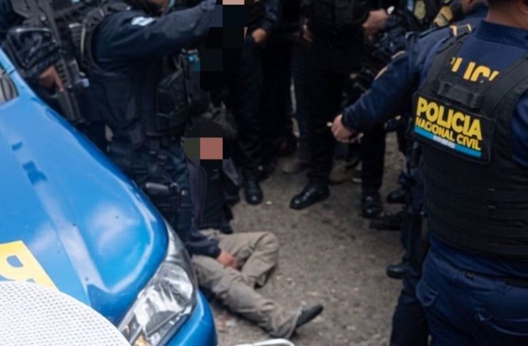 Después de disparar contra dos personas en un espacio peatonal, el presunto atacante fue alcanzada posiblemente por vendedores ambulantes y lo vapulearon. Foto La Hora: A. Montejo