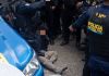 Después de disparar contra dos personas en un espacio peatonal, el presunto atacante fue alcanzada posiblemente por vendedores ambulantes y lo vapulearon. Foto La Hora: A. Montejo