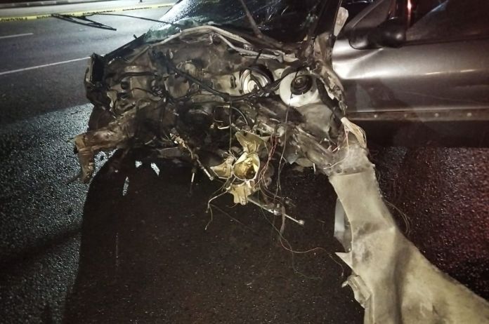 auto chocado calzada roosevelt El conductor del auto se empotró en las bases de una estructura ubicada en el kilómetro 14 de la Calzada Roosevelt. Foto La Hora: Tránsito Mixco