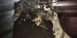 El conductor del auto se empotró en las bases de una estructura ubicada en el kilómetro 14 de la Calzada Roosevelt. Foto La Hora: Tránsito Mixco