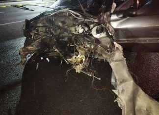 El conductor del auto se empotró en las bases de una estructura ubicada en el kilómetro 14 de la Calzada Roosevelt. Foto La Hora: Tránsito Mixco