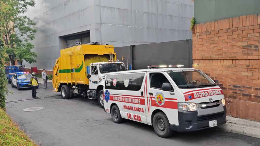 En el lugar donde ocurrió el ataque operan dos reconocidos centros comerciales. Foto La Hora: Bomberos Voluntarios