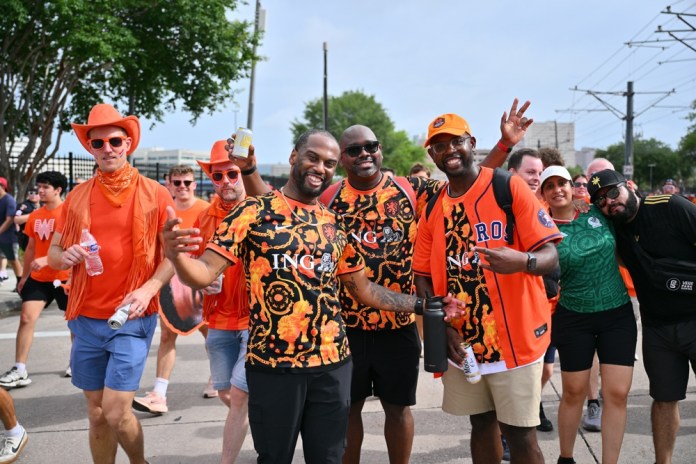 La 'marea naranja' llega a Houston La afición naranja espera con expectativa el juego de este sábado ante Suecia. Foto La Hora: EFE