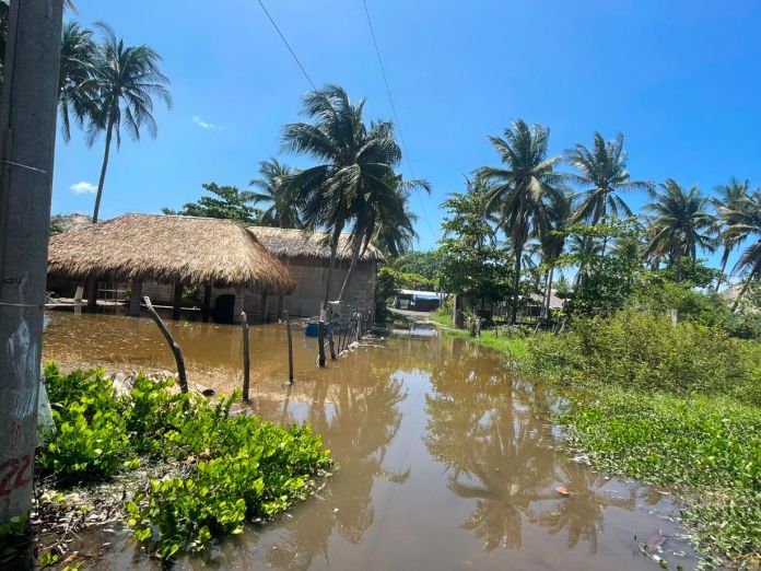 La Conred informó que en la aldea La Barrona, Moyuta, Jutiapa, realizó evaluación de daños por la marea alta que inundó algunas comunidades debido al mal clima.