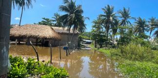 La Conred informó que en la aldea La Barrona, Moyuta, Jutiapa, realizó evaluación de daños por la marea alta que inundó algunas comunidades debido al mal clima.