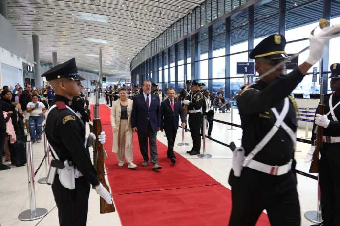 Presidente Bernardo Arévalo El presidente Bernardo Arévalo junto a su esposa arribaron a Panamá para participar en el Bicentenario del Congreso Anfictiónico. Foto La Hora: Secretaría de Comunicación Social de la Presidencia.