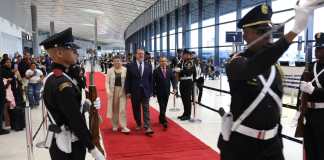 El presidente Bernardo Arévalo junto a su esposa arribaron a Panamá para participar en el Bicentenario del Congreso Anfictiónico. Foto La Hora: Secretaría de Comunicación Social de la Presidencia.