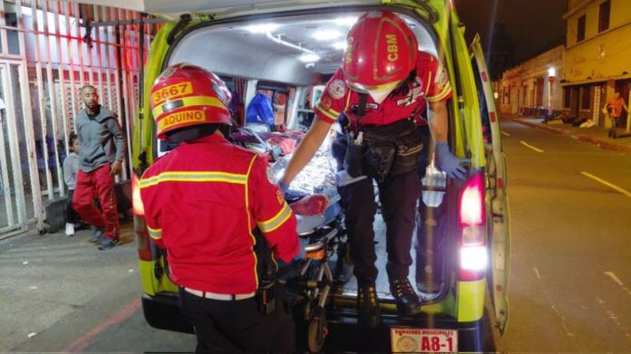 Las víctimas heridas de bala fueron trasladadas por los Bomberos Municipales al Hospital General San Juan de Dios. Foto La Hora: BM
