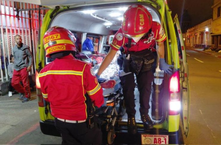 Las víctimas heridas de bala fueron trasladadas por los Bomberos Municipales al Hospital General San Juan de Dios. Foto La Hora: BM