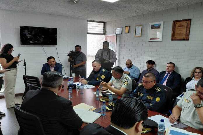 El director de la PNC, David Boteo y su equipo informan que el expediente para otorgar un bono de alimentación aún está en el Ministerio de Finanzas. Foto: La Hora