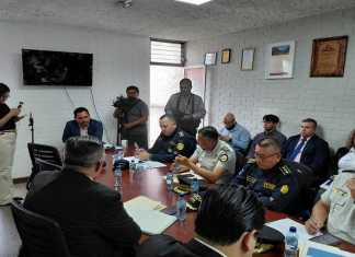 El director de la PNC, David Boteo y su equipo informan que el expediente para otorgar un bono de alimentación aún está en el Ministerio de Finanzas. Foto: La Hora