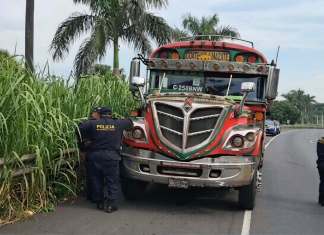 Ataque a bus extraurbano deja un fallecido en autopista Palín-Escuintla El presunto intento de un asalto habría provocado la balacera en una unidad de Transportes Esmeralda. Foto: La Hora/RR.SS.