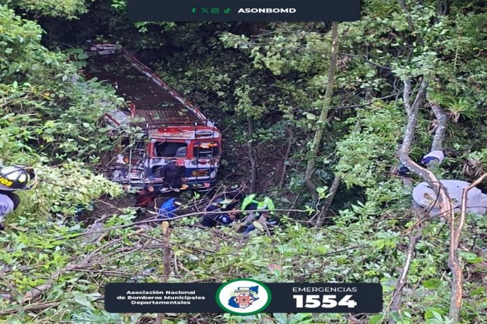 Al menos 10 pasajeros fueron atendidos por bomberos al caer un bus en un barranco. Foto: Bomberos Municipales Departamentales