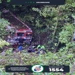 Al menos 10 pasajeros fueron atendidos por bomberos al caer un bus en un barranco. Foto: Bomberos Municipales Departamentales