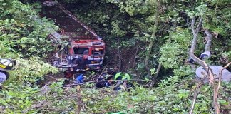 Al menos 10 pasajeros fueron atendidos por bomberos al caer un bus en un barranco. Foto: Bomberos Municipales Departamentales