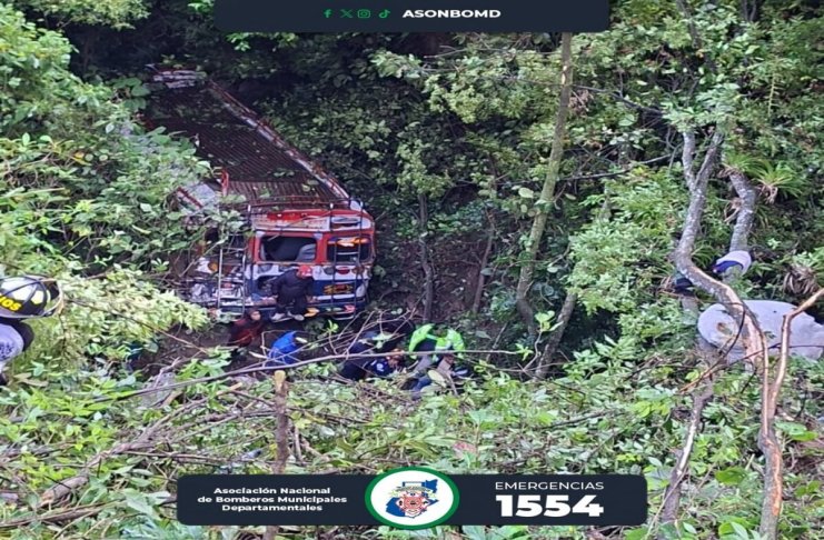 Rescatan a varios pasajeros de bus que cayó en barranco de 15 metros en Chichicastenango, Quiché Al menos 10 pasajeros fueron atendidos por bomberos al caer un bus en un barranco. Foto: Bomberos Municipales Departamentales
