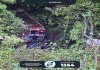 Al menos 10 pasajeros fueron atendidos por bomberos al caer un bus en un barranco. Foto: Bomberos Municipales Departamentales