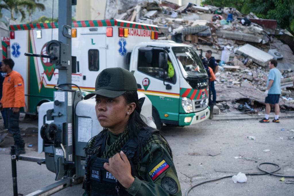 Autoridades locales realizan operativos de rescate y búsqueda de víctimas tras terremoto en Venezuela. Foto La Hora: EFE