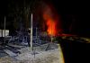 Cuatro locales de venta de artesanías quedaron reducidas a cenizas tras el incendio esta madrugada del domingo. Foto La Hora: Bomberos Voluntarios
