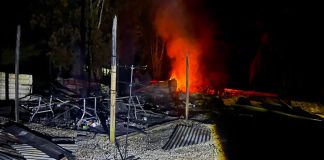 Inguat se compromete con artesanos y pone en marcha plan para reactivar actividad por incendio en Castillo de San Felipe Cuatro locales de venta de artesanías quedaron reducidas a cenizas tras el incendio esta madrugada del domingo. Foto La Hora: Bomberos Voluntarios