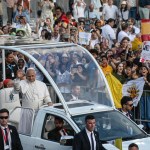 El Papa León XIV llega a una vigilia de oración en el Estadio Olímpico Lluis Companys en Barcelona, España. Foto La Hora: EFE