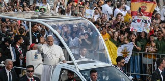 El Papa León XIV llega a una vigilia de oración en el Estadio Olímpico Lluis Companys en Barcelona, España. Foto La Hora: EFE
