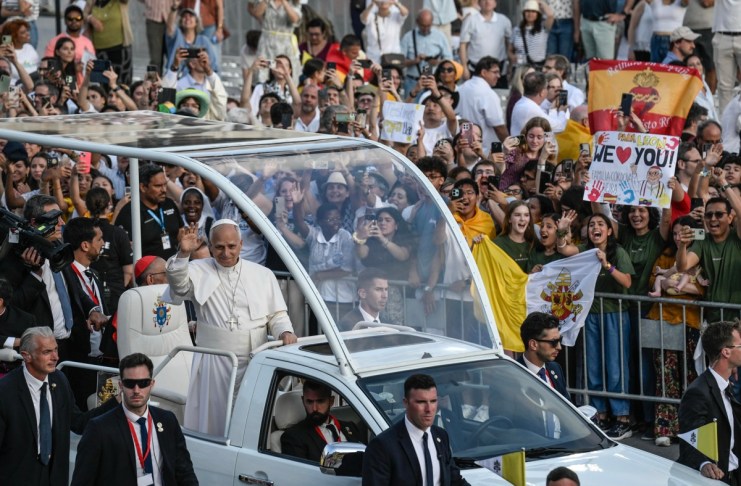 El Papa León XIV llega a una vigilia de oración en el Estadio Olímpico Lluis Companys en Barcelona, España. Foto La Hora: EFE