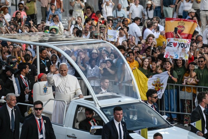 El papa aboga por un sistema sanitario que incluya entre sus prioridades la salud mental El Papa León XIV llega a una vigilia de oración en el Estadio Olímpico Lluis Companys en Barcelona, España. Foto La Hora: EFE
