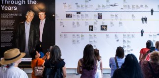 Varias personas observan una cronología de la relación del presidente estadounidense, Donald Trump, con Jeffrey Epstein en la "Sala de Lectura en Memoria de Donald J. Trump y Jeffrey Epstein" el día de la inauguración de la exposición en Washington, DC. Foto La Hora: EFE