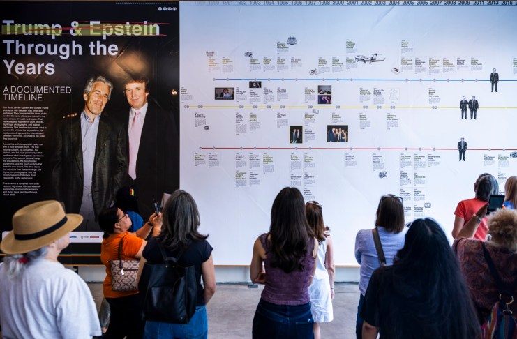 EFE: La «conexión» entre Trump y Epstein se expone a un kilómetro y medio de la Casa Blanca Varias personas observan una cronología de la relación del presidente estadounidense, Donald Trump, con Jeffrey Epstein en la "Sala de Lectura en Memoria de Donald J. Trump y Jeffrey Epstein" el día de la inauguración de la exposición en Washington, DC. Foto La Hora: EFE