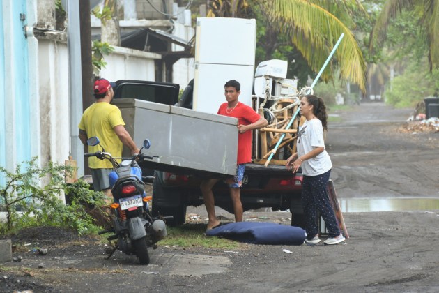 Una persona camina entre escombros de viviendas destruidas debido a la tormenta tropical Cristina este mi&eacute;rcoles, en el puerto de Iztapa. Foto La Hora: EFE