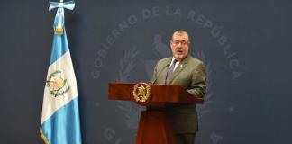 El presidente felicitó a fiscal Gabriel Estuardo García Luna, por la publicación de información relacionada con el salario Consuelo Porras.
