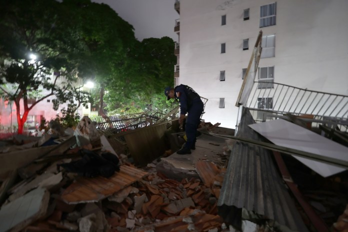 Integrantes de cuerpos de emergencia rescatan a una persona este miércoles, en Caracas (Venezuela), tras dos fuertes terremotos de hasta 7.5 grados. Foto La Hora: EFE 