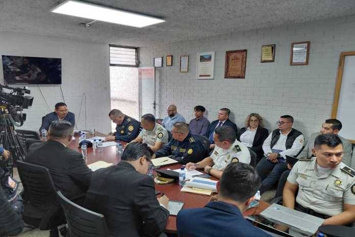 El director de la PNC, David Boteo, comenta por el control de las cámaras de vigilancia desinstaladas en zona 18 de la capital. Foto: La Hora
