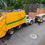Los trabajadores y el chofer del camión lograron ponerse a salvo tras escuchar los disparos dirigidos contra la unidad.
