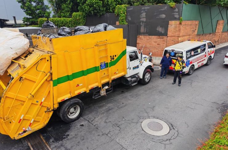 Disparan más de 10 veces contra camión recolector de basura entre la Calzada Roosevelt y El Periférico Los trabajadores y el chofer del camión lograron ponerse a salvo tras escuchar los disparos dirigidos contra la unidad.
