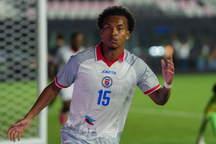 Camisetas prohibidas jugador haitiano celebra un gol