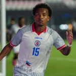jugador haitiano celebra un gol