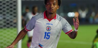 jugador haitiano celebra un gol