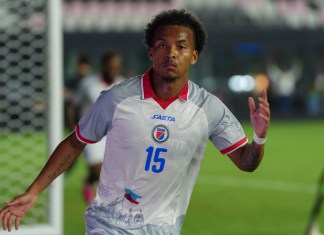 jugador haitiano celebra un gol