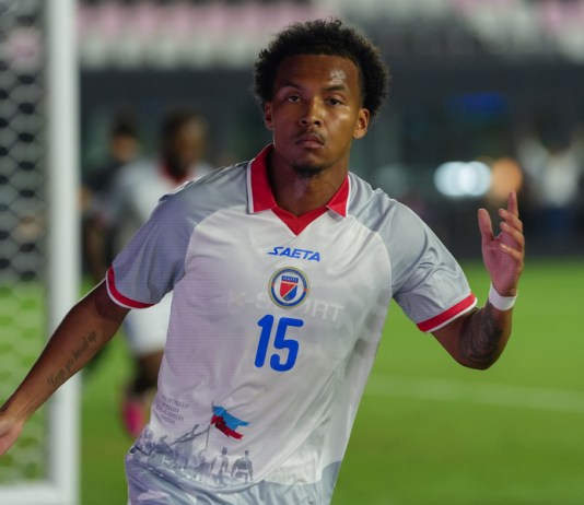 jugador haitiano celebra un gol
