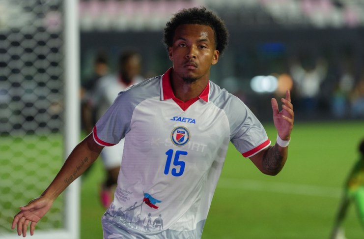 Entre la leyenda y las reglas de la FIFA: Estas son las camisolas prohibidas jugador haitiano celebra un gol