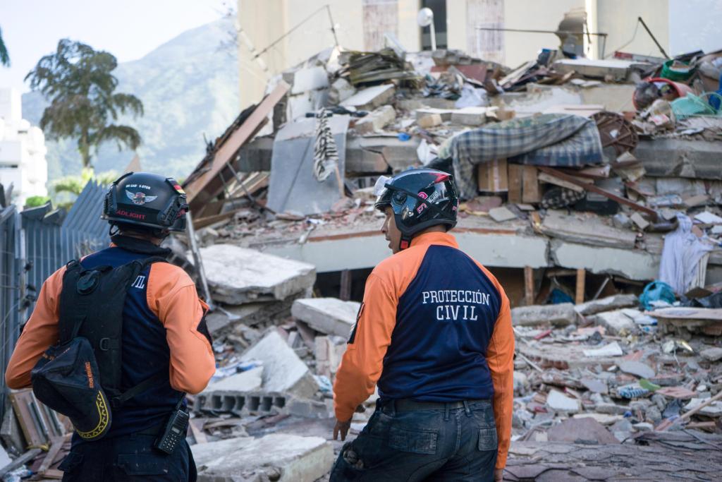 Integrantes de la Protección Civil participan este jueves en labores de remoción de escombros y búsqueda de sobrevivientes entre edificios colapsados por los terremotos, en el municipio de Chacao, en el este de Caracas