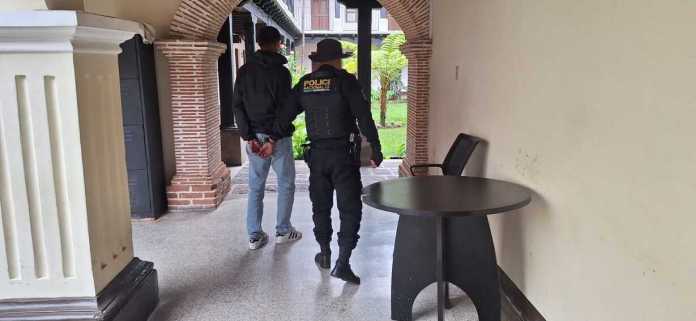 Un motorista fue capturado en Sacatepéquez tras presuntamente intentar evadir un retén policial y atropellar a un agente de la PNC.