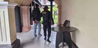 Un motorista fue capturado en Sacatepéquez tras presuntamente intentar evadir un retén policial y atropellar a un agente de la PNC.